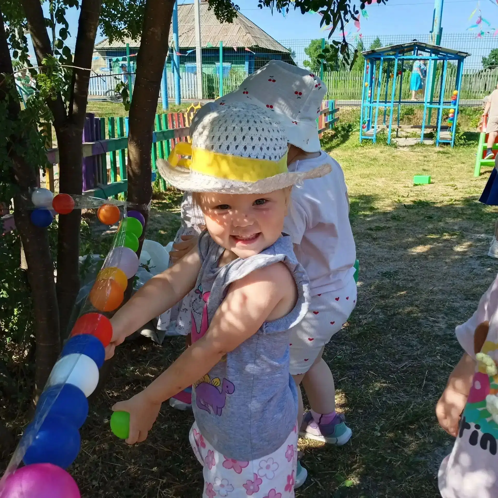 🌞 В первой младшей группе "Гномики" прошло развлечение "Море чудес", малыши с радостью ловили красо