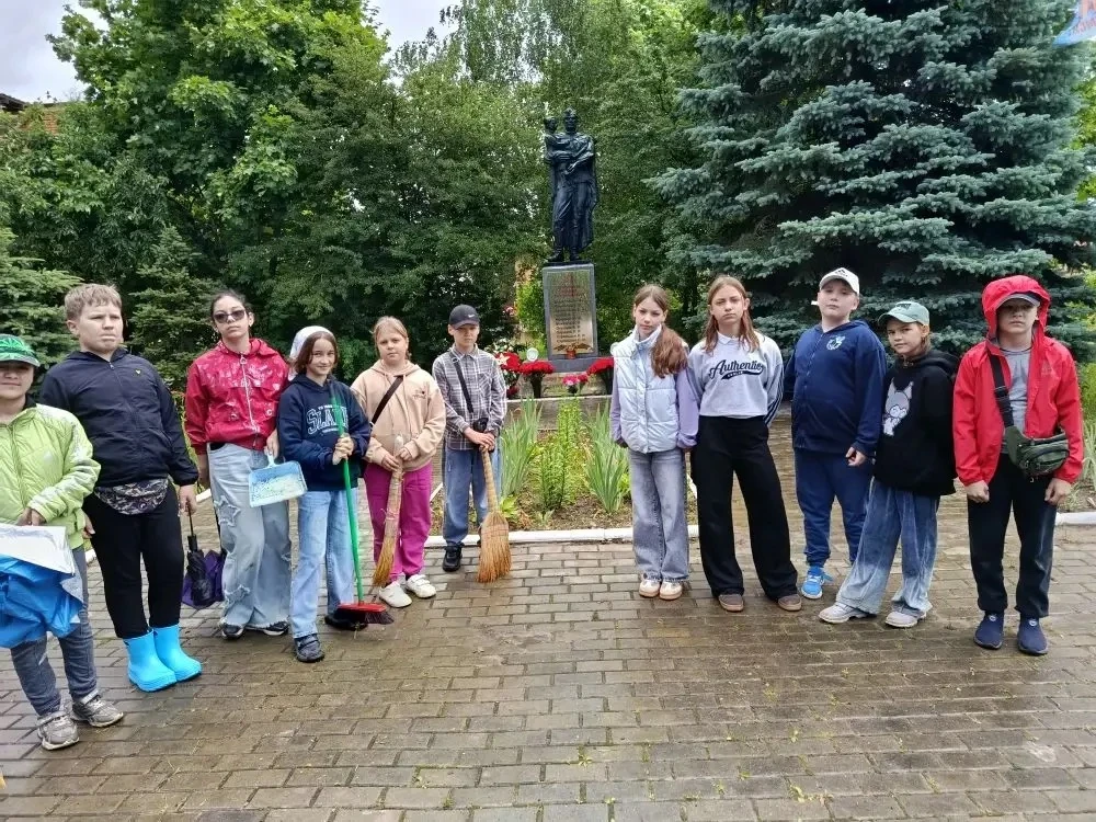 🎗️Чтим память героев!
Ребята из пришкольного лагеря «Солнышко» ☀️провели важное мероприятие по уход