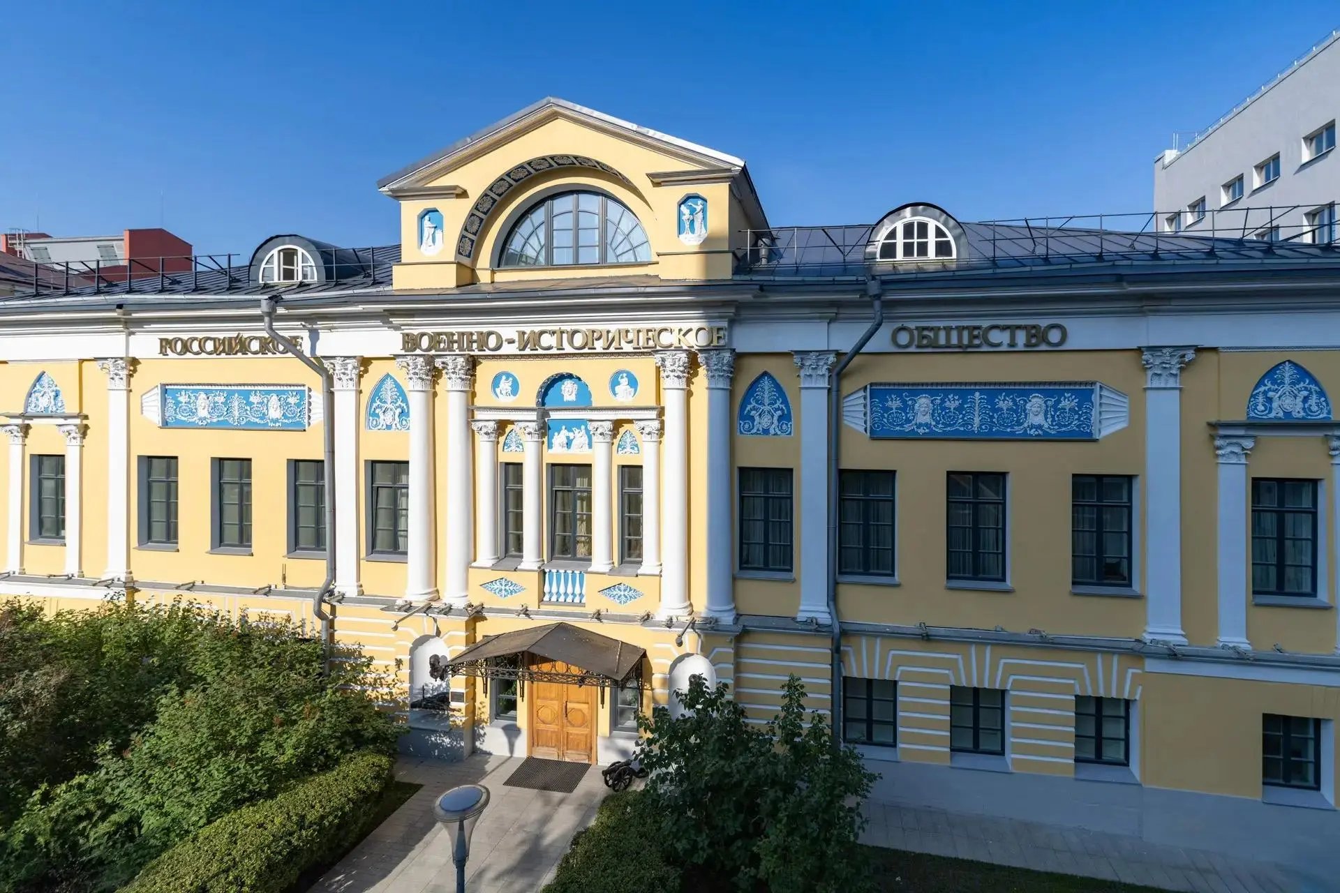 Гуляя летом по Тверской, заверните в Петровский пер. - к штаб-квартире РВИО.

История дома Трубецких