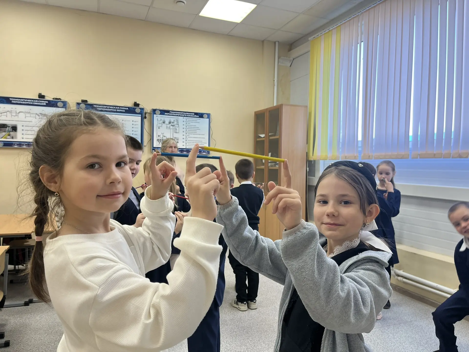 🤝 Маленькие шаги к большой дружбе 💫

Сегодня в нашем 1 «А» классе прошло необычное занятие. 🧑‍🏫 
