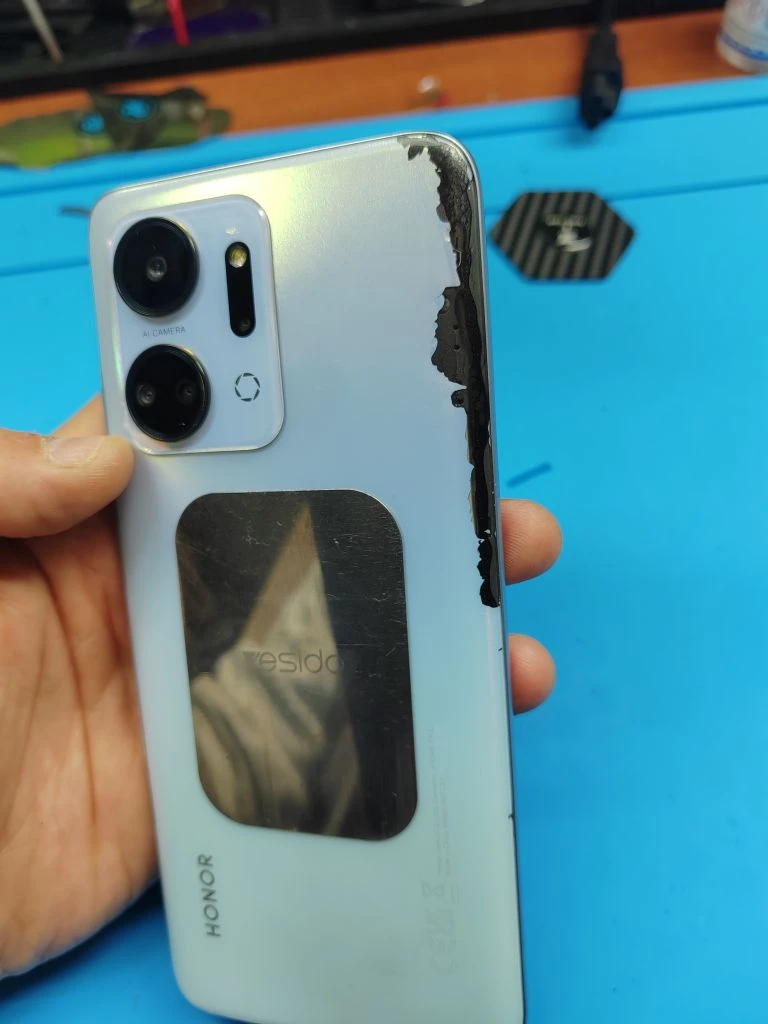 Honor X7a (RKY-LX1) разбита защитка, под защиткой разбит дисплей. В прошлом кем-то меня...