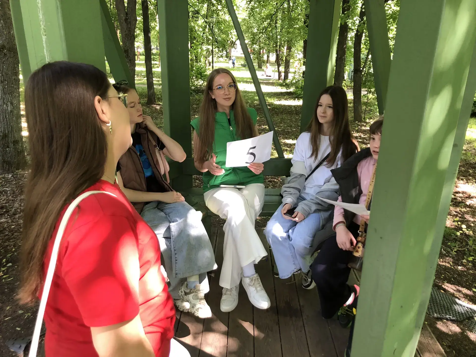 🌿 Зелёный десант в парке «Швейцария»: как вожатые лагеря «Солнышко» спасали планету!