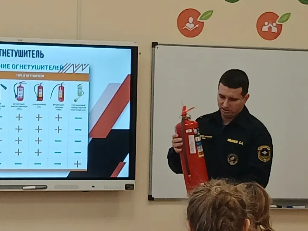 Урок безопасности для девятиклассников 🛡️🔥Сегодня, 2 марта, в 9Б классе прошёл важный и познавательн
