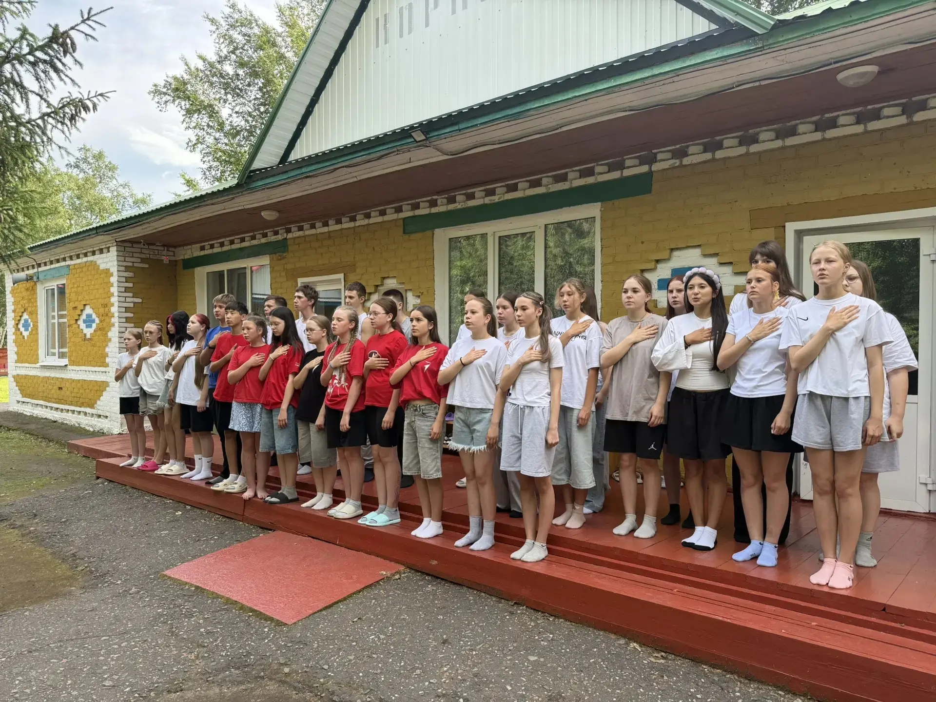 ☀️🌈🦋 Понедельник в нашем лагере начался по доброй традиции — с исполнения Гимна Росси...