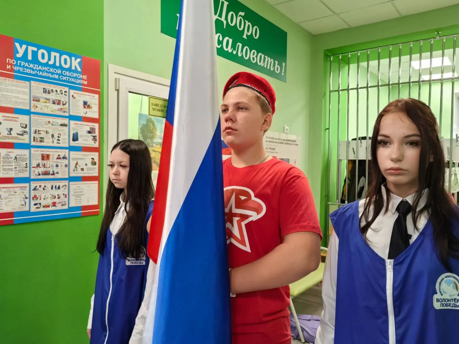 Сегодня ,5 октября ,началась учебная неделя в Новороссийской средней школы с поздравлен...
