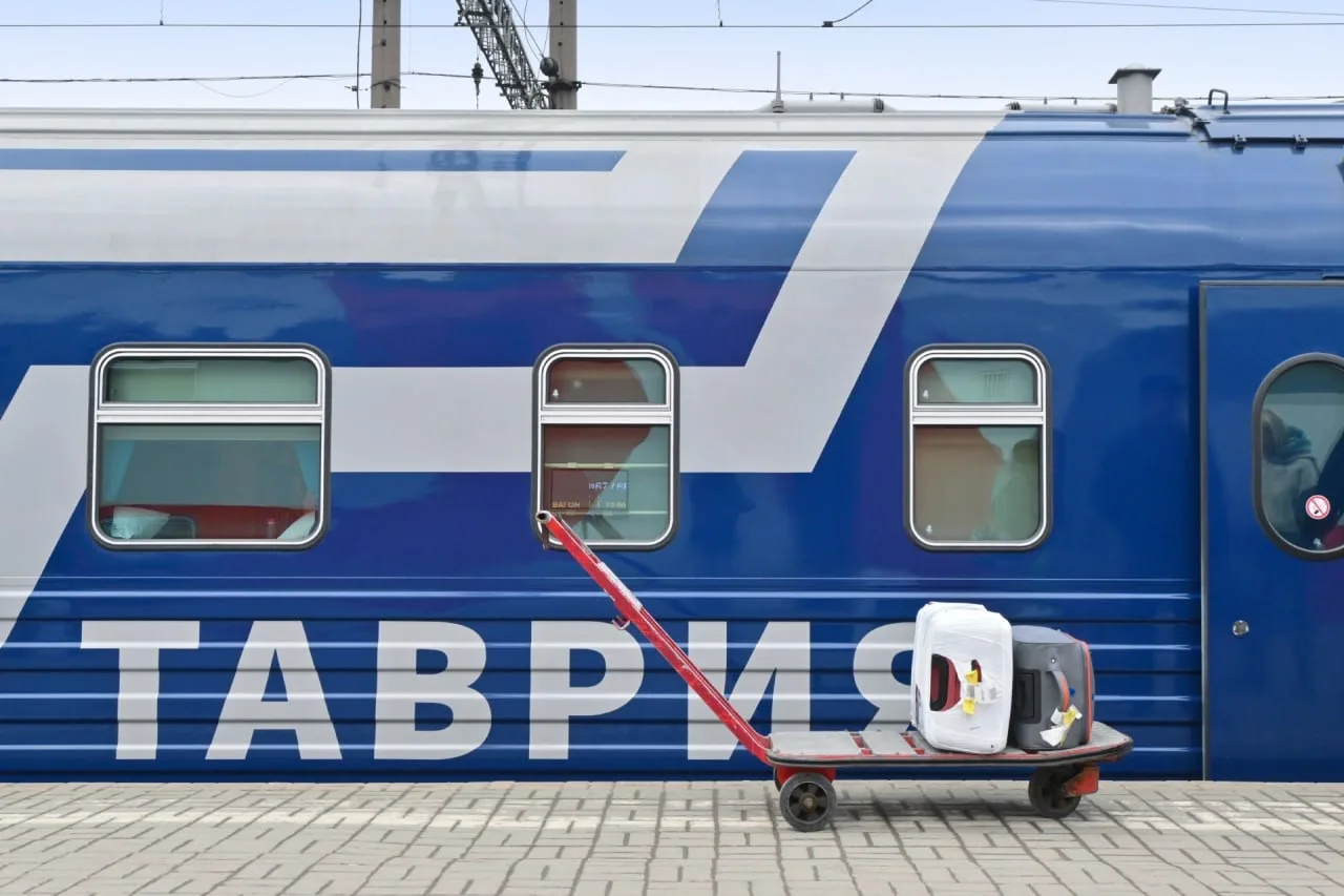 В поездах семейства «Таврия» и «Таврия Экспресс» можно вызвать носильщика прямо из вагона – через си