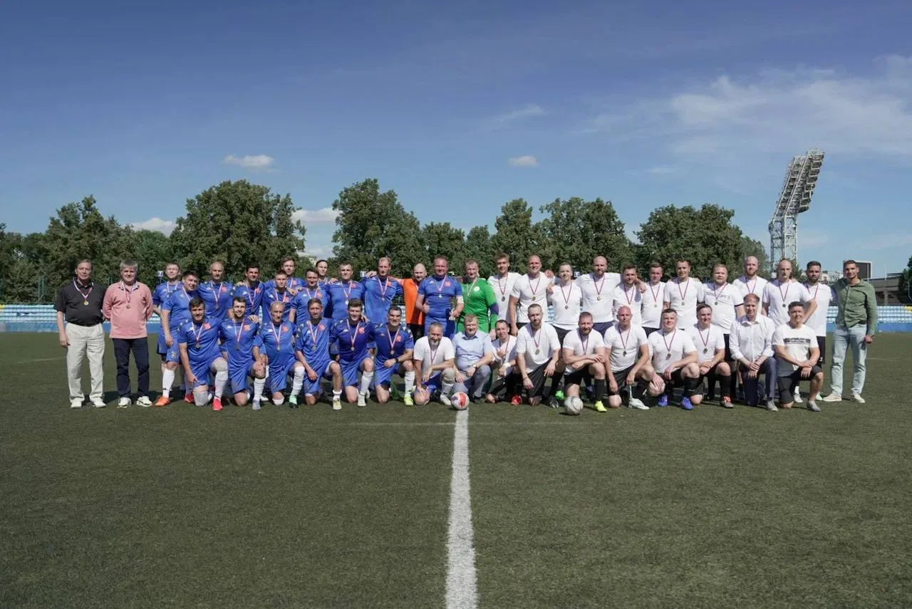 ⚽️ Вечер пятницы завершаем футболом. На Малой арене «Петровского» провели уже четвертый товарищеский