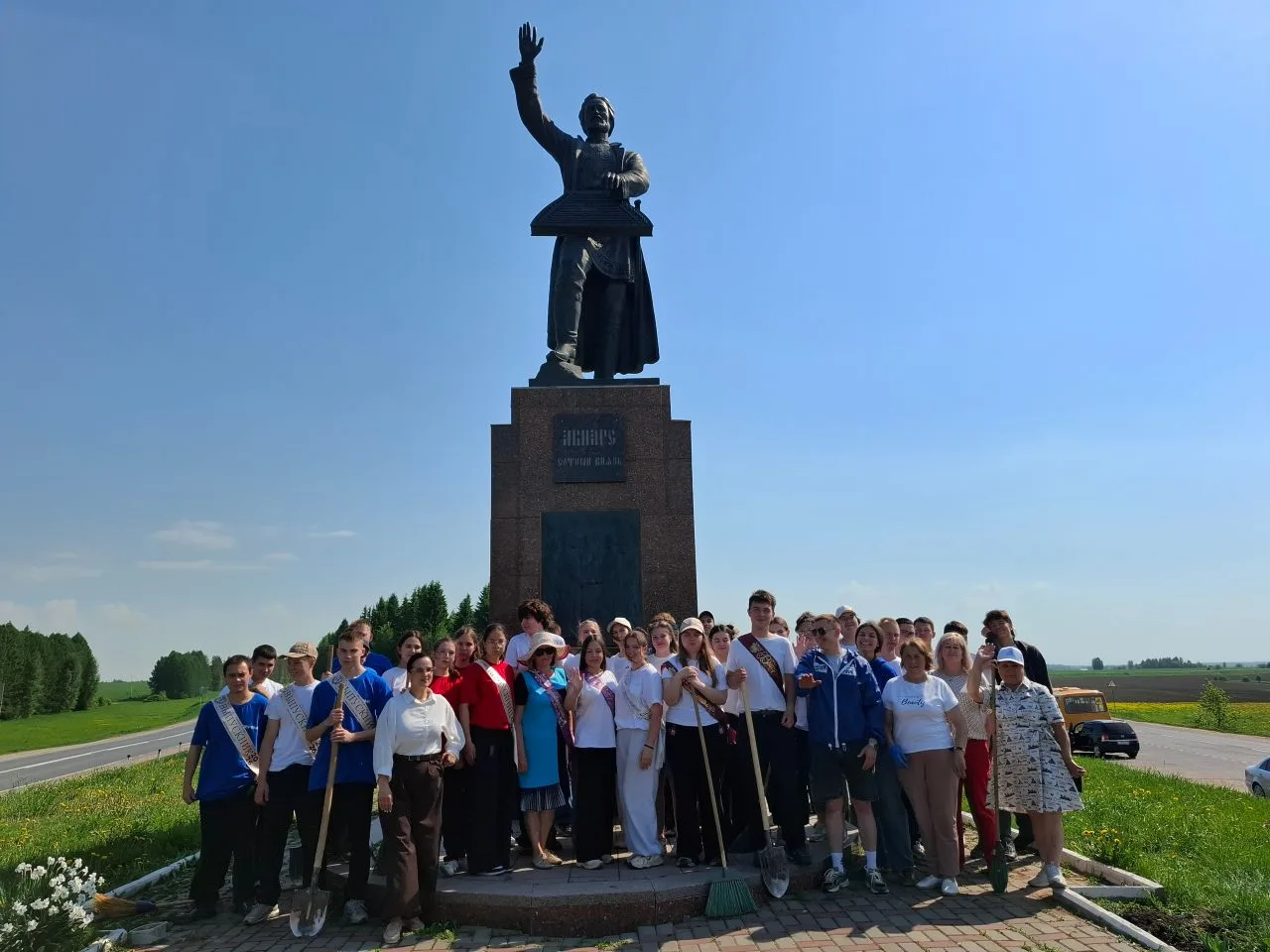 🌷 Одиннадцатиклассники в преддверии Последнего звонка высадили цветы у памятника Акпарсу