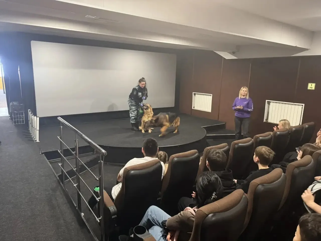 «КАРУЗА» и КИНОЛОГ: две стороны одной работы 🎬🐕‍🦺  В рамках месячника, посвященного Дню защитника От