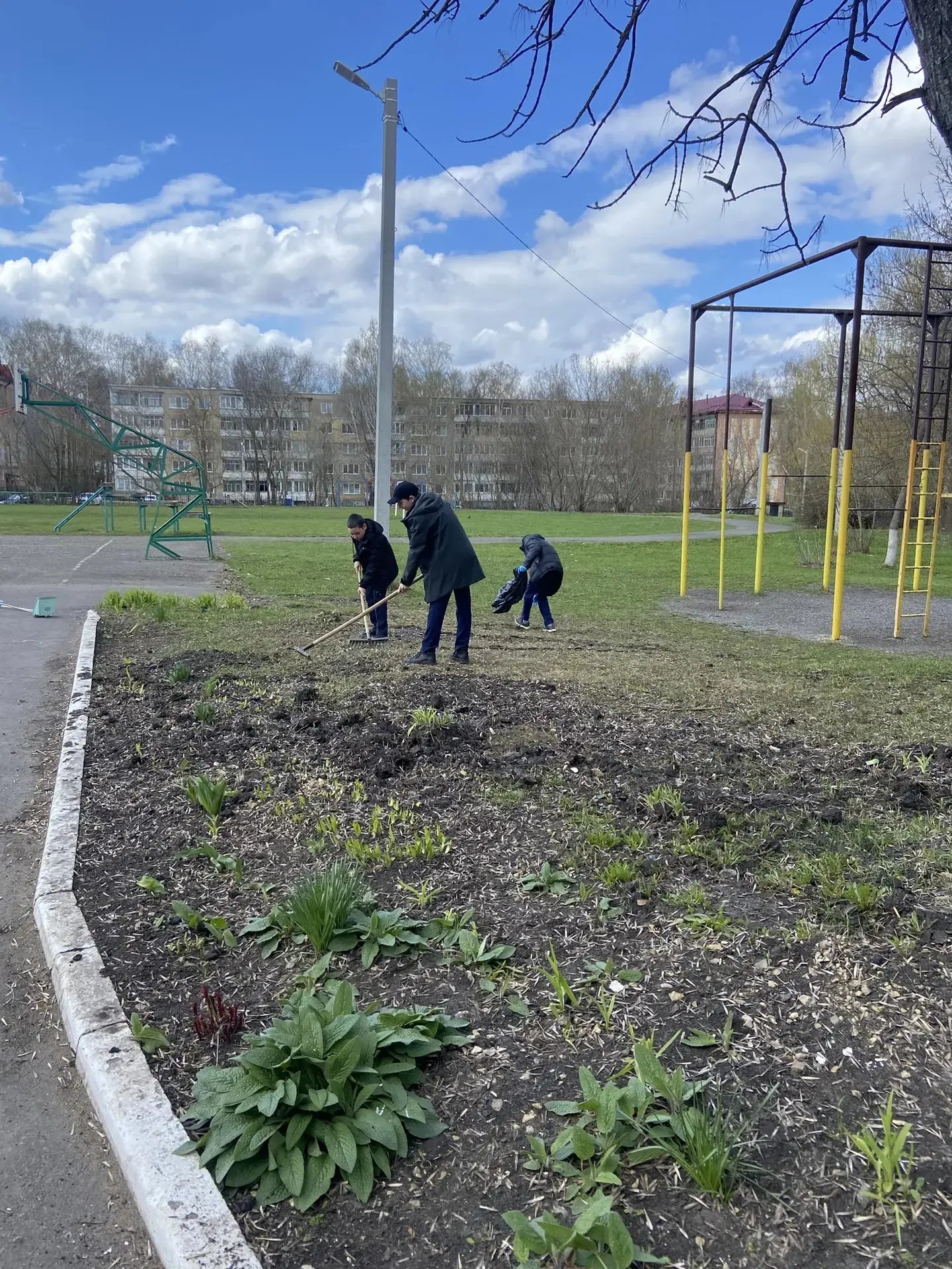 🌿 Чистота начинается с нас!🌿  🗓️ Май – время наводить красоту в родном лицее.  🚮 Дружно вышли на суб