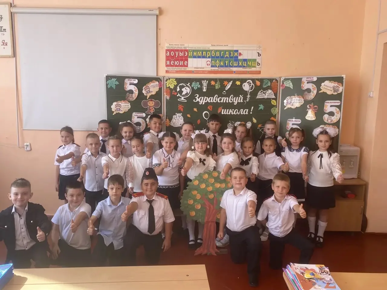 🎉 С Днём знаний, дорогие друзья! 🎉