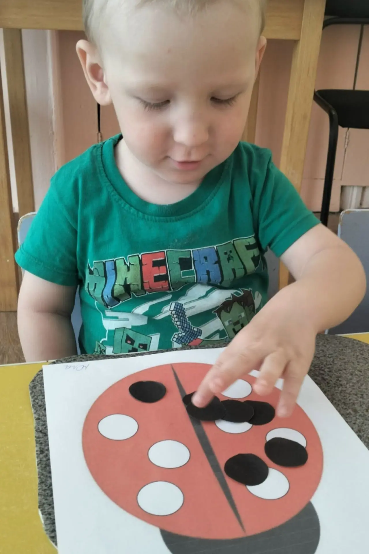 Творчество с самыми маленькими: наша аппликация «Божья коровка» 🐞

У малышей было настоящее творчес