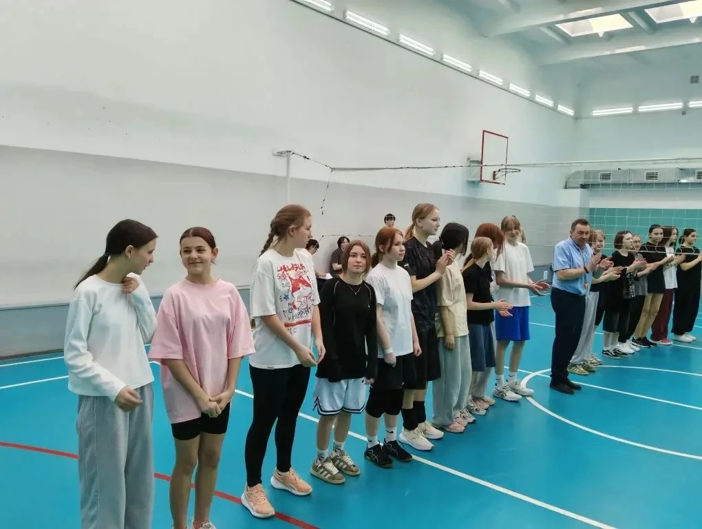 Бронза у 28-й! 🏐🥉  В Ревде прошел муниципальный турнир «Волейбол в школе». Команда девочек из школы 