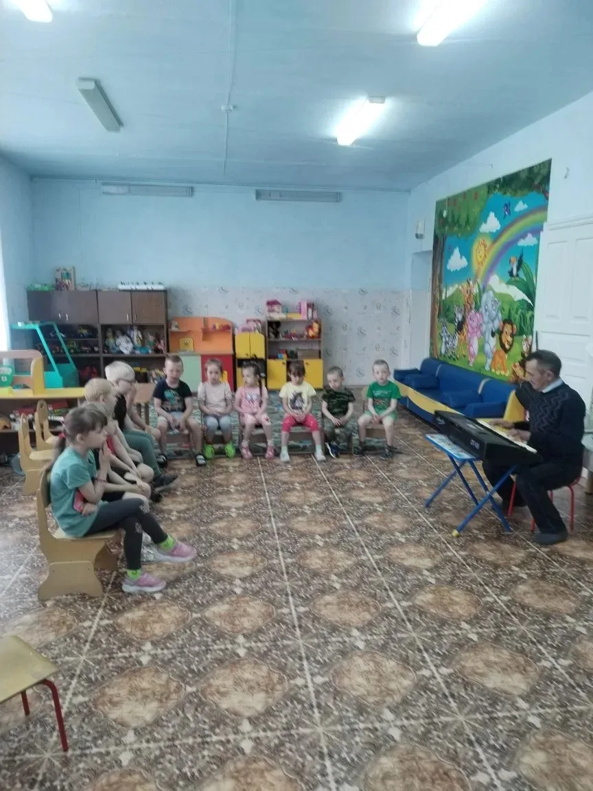 На музыкальном занятии в старшей разновозрастной группе продолжается подготовка к выпус...