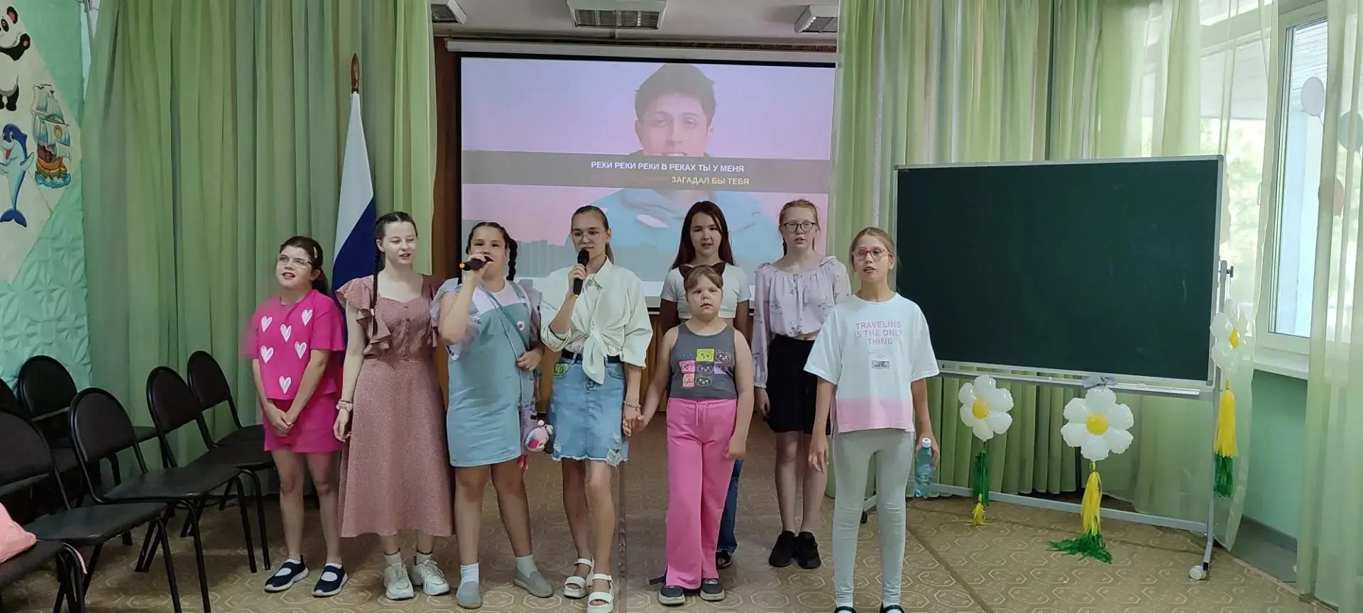 Смена в летнем школьном лагере подошла к своему логическому завершению, оставив после себя массу пол