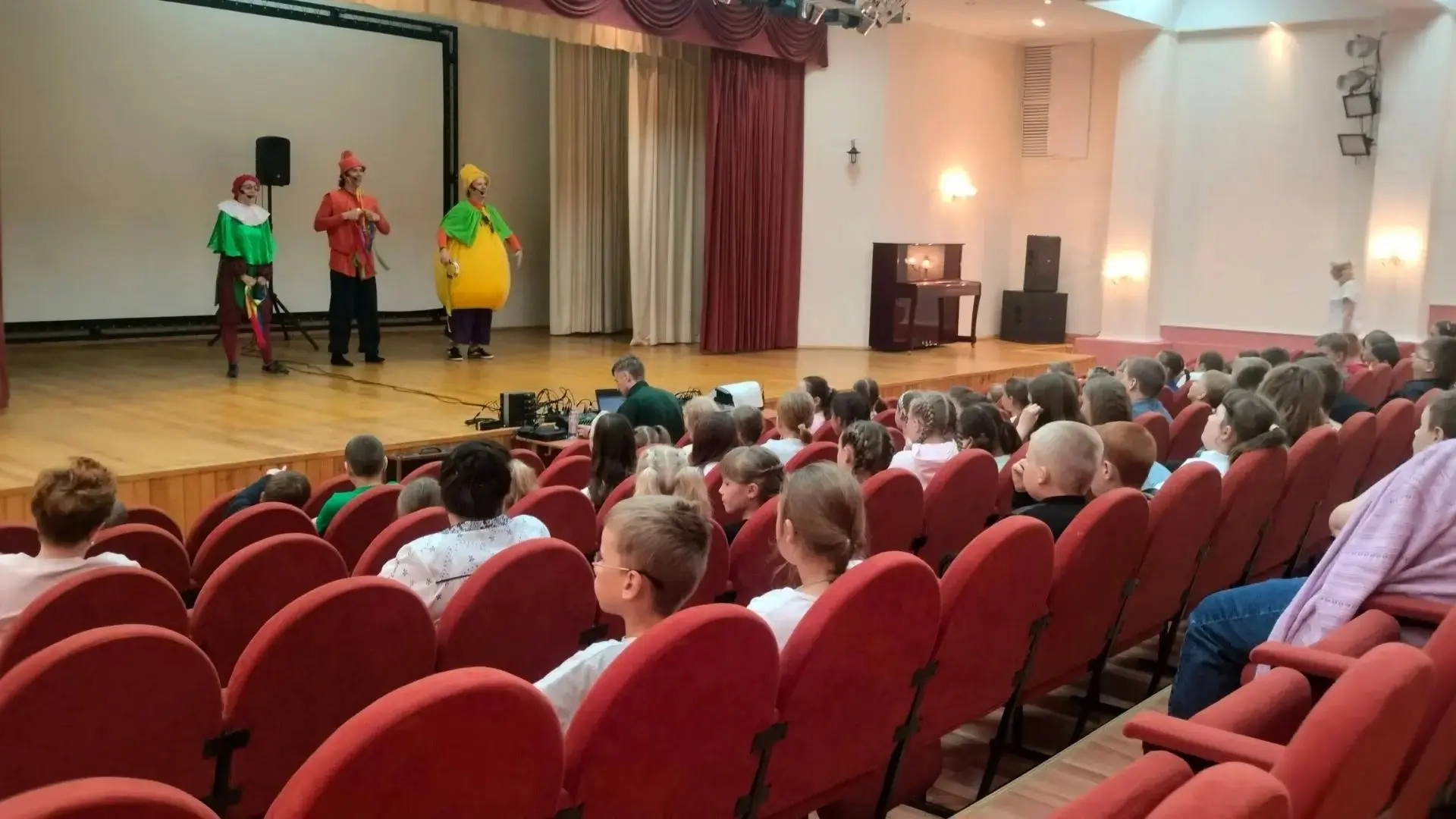 Орловская филармония продолжает радовать воспитанников школьного лагеря своими спектаклями. Сегодня 