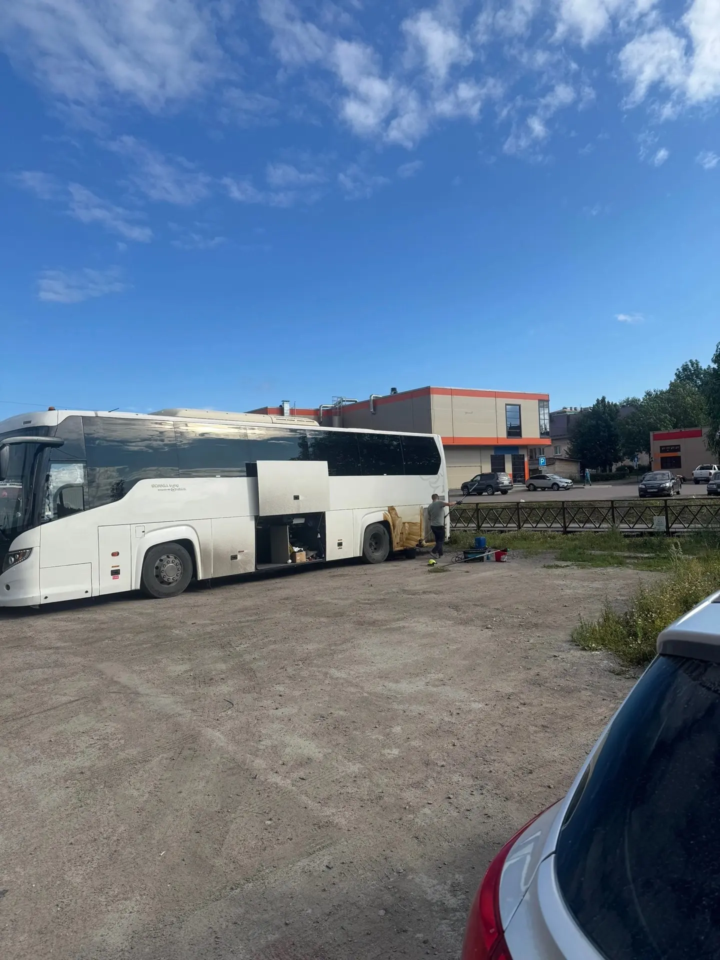 Скоро автобусы будут мыть в центре города на фонтане