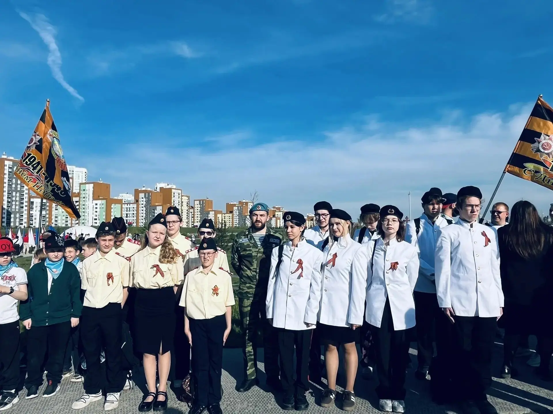 🎗️ Их шаг звучал в такт сердцу.  Сегодня наши ребята из МАОУ-СОШ № 25 прошли в параде, посвящённом 9