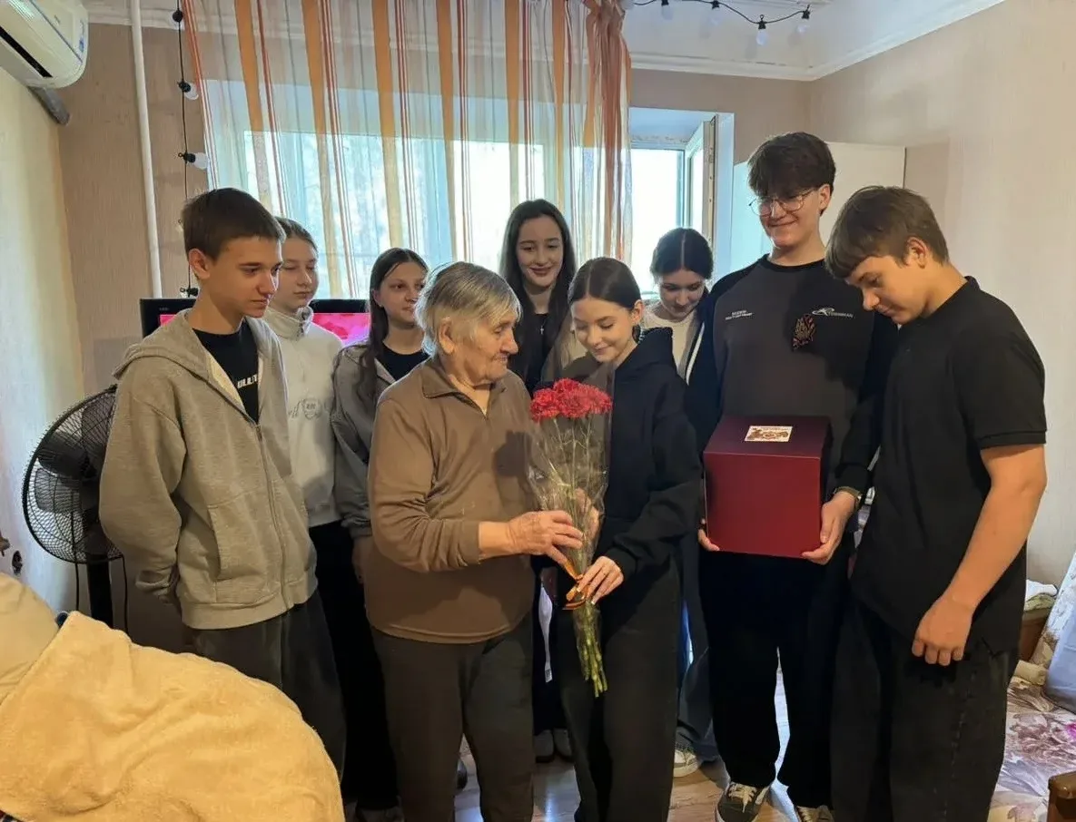 🕊️Поздравляем тех, кто подарил нам мирное небо!   ✍️Обучающиеся 8б класса школы 86 с классным руково