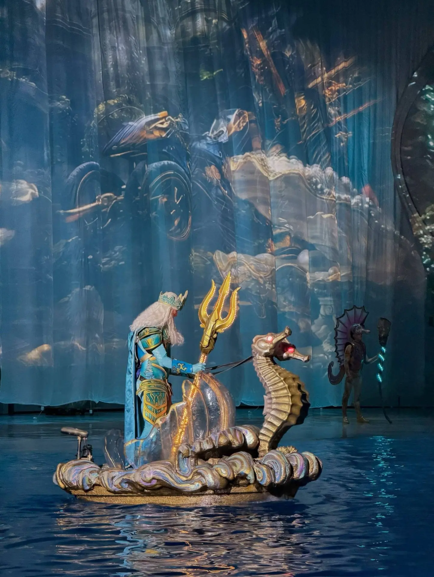 Любуемся волшебным шоу, которое проходит на воде 🧜‍♀️