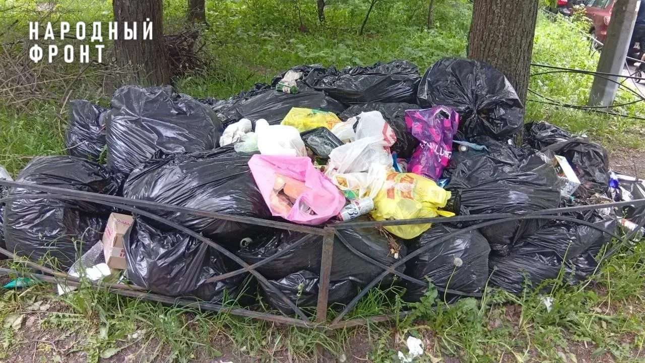 🗑Кто должен убрать эту свалку?

Уже три месяца во дворе между домами №32 и №36 по проспекту Космона