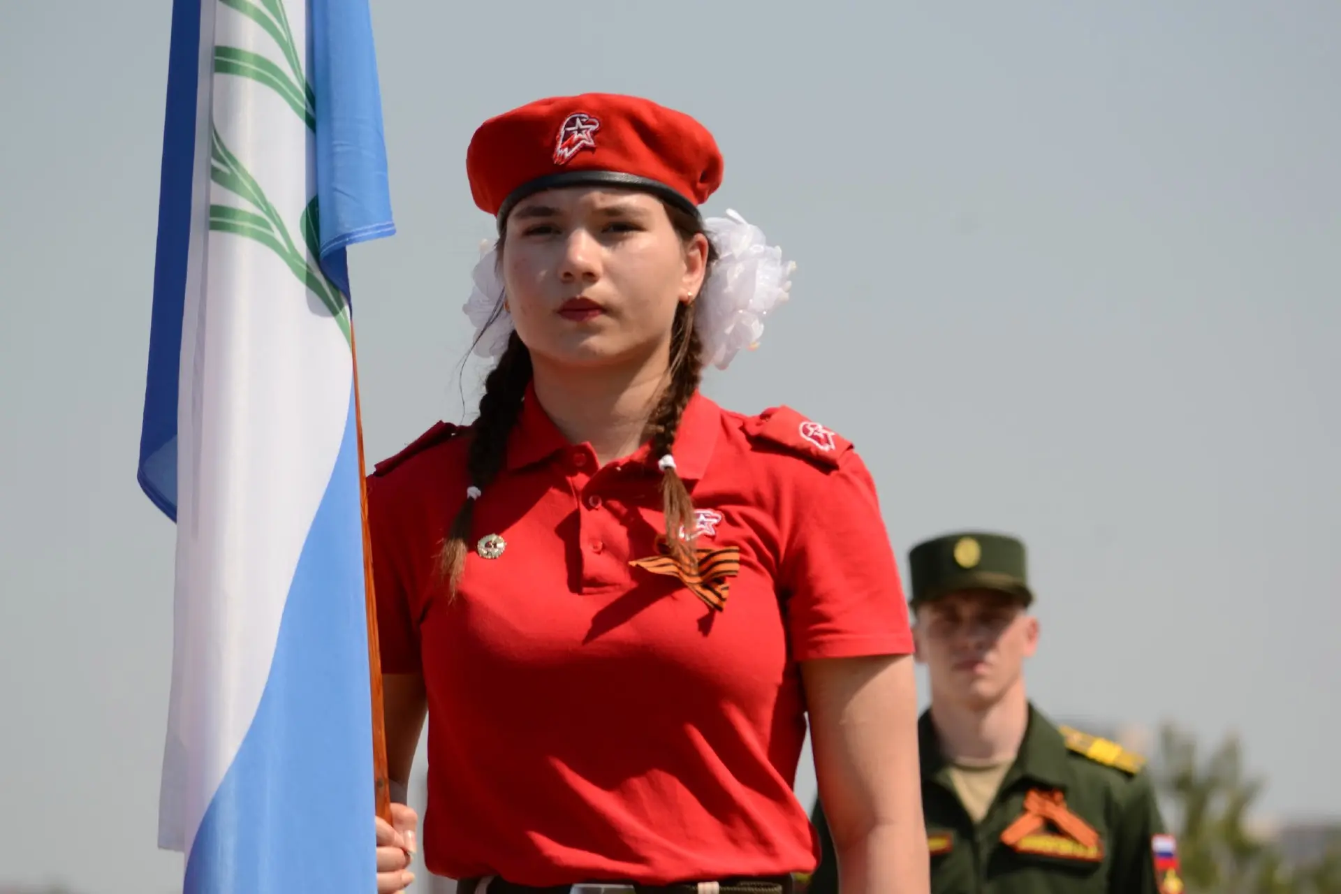 🌟 Сегодня юнармейцы стали участниками важной патриотической традиции — церемонии возложения венков и