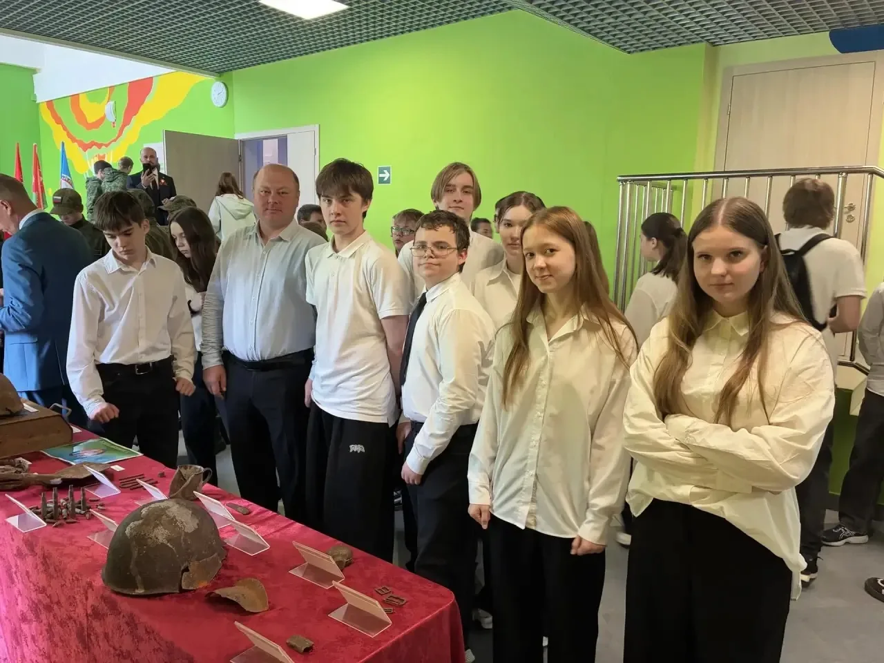 🦉 Привет, друзья! Ваш школьный совёнок здесь — и у меня горячие новости! 🦉  Недавно прошла пресс‑кон