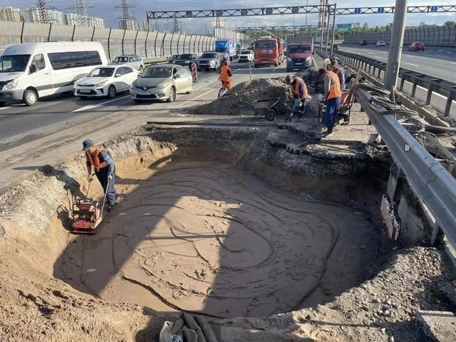 🚧 Яма шириной с целую полосу продолжает собирать пробку на КАД