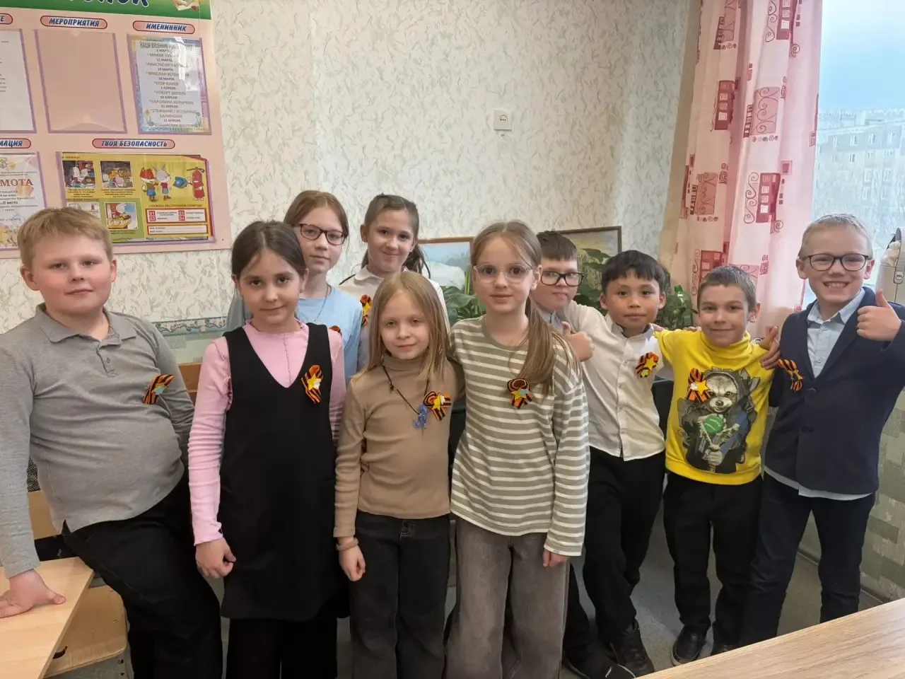 Вчера у 2 «е» класса состоялся мастер-класс по изготовлению значка из георгиевской ленточки. Ребята 