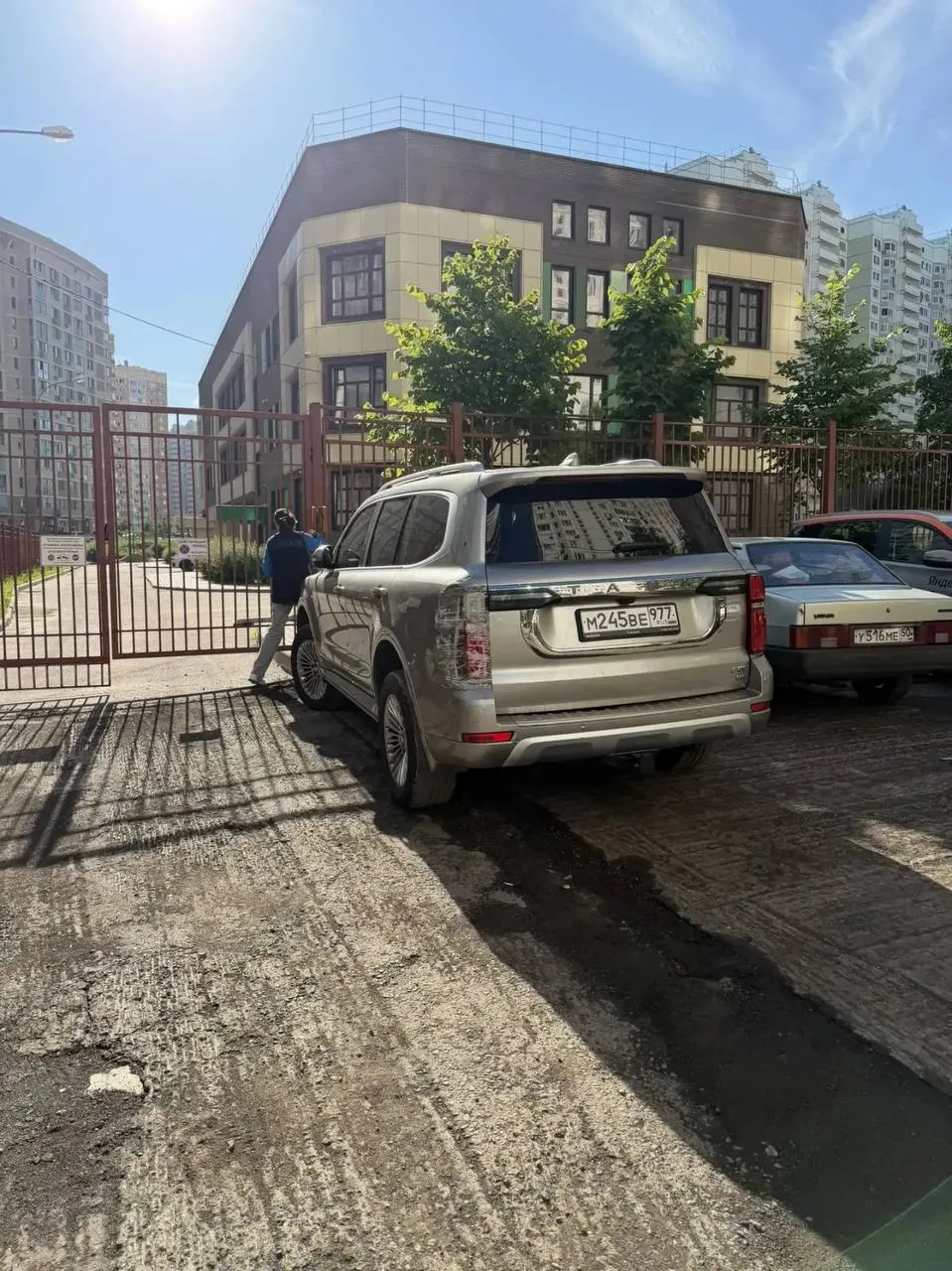 Очередное хамство водителей. Сегодня утром с трудом попали в детский сад.