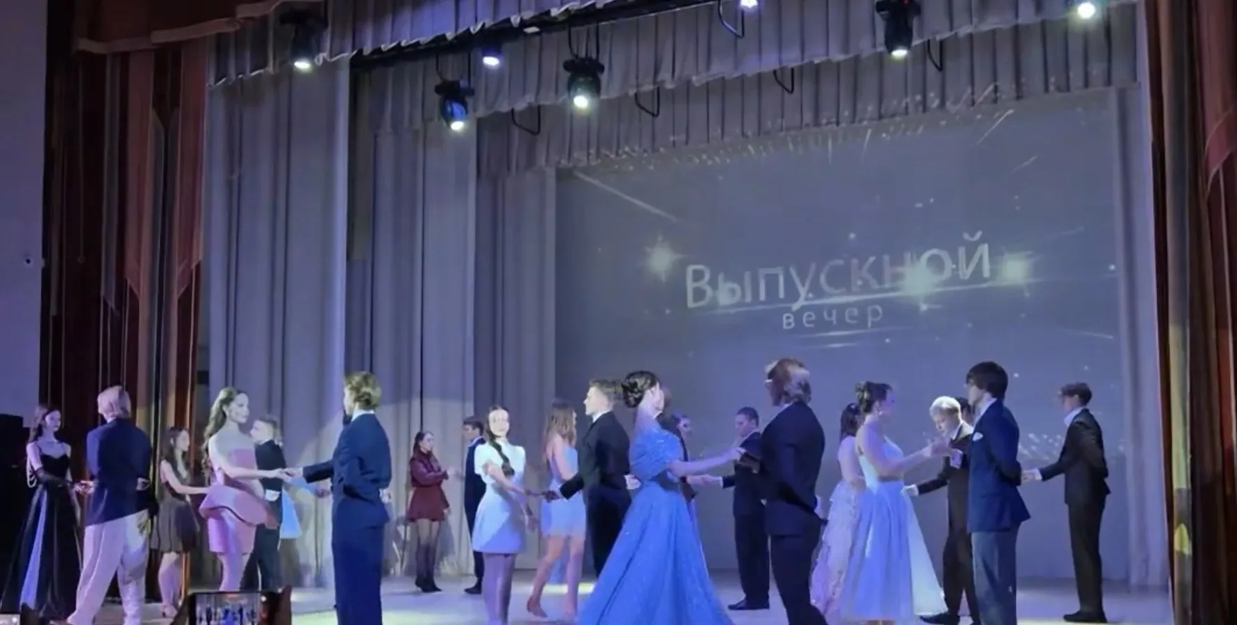 🎓 Дорогие друзья, коллеги и родители!

Вот и прозвенел последний звонок для наших одиннадцатиклассн