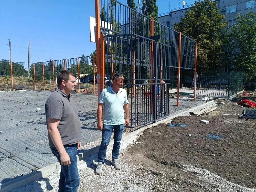 В Тельманово продолжается благоустройство спортивной площадки в рамках партийного проек...