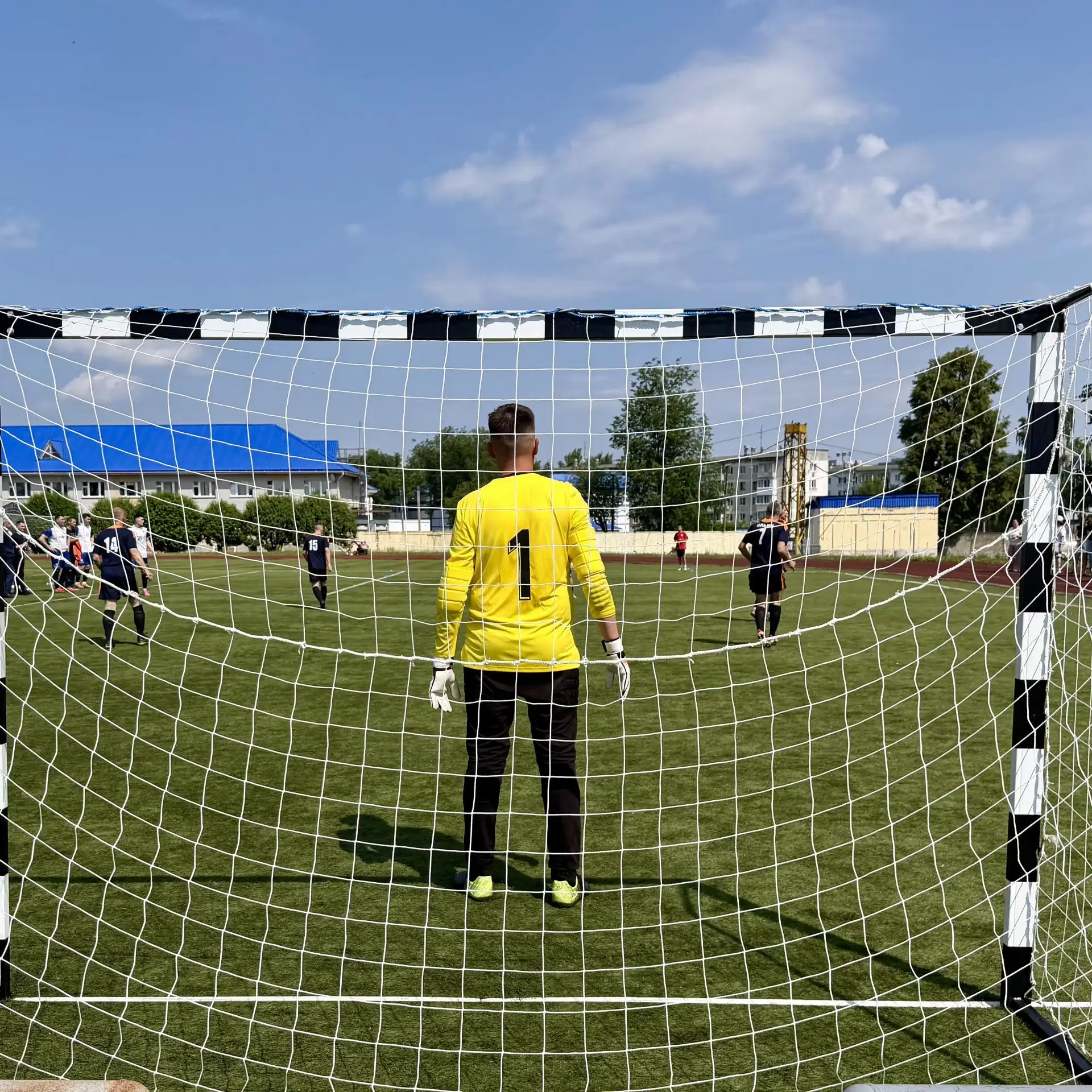 ⚽️На футбольном поле стадиона «Энергия» было солнечно, очень жарко и шумно.
Здесь отыграли групповой
