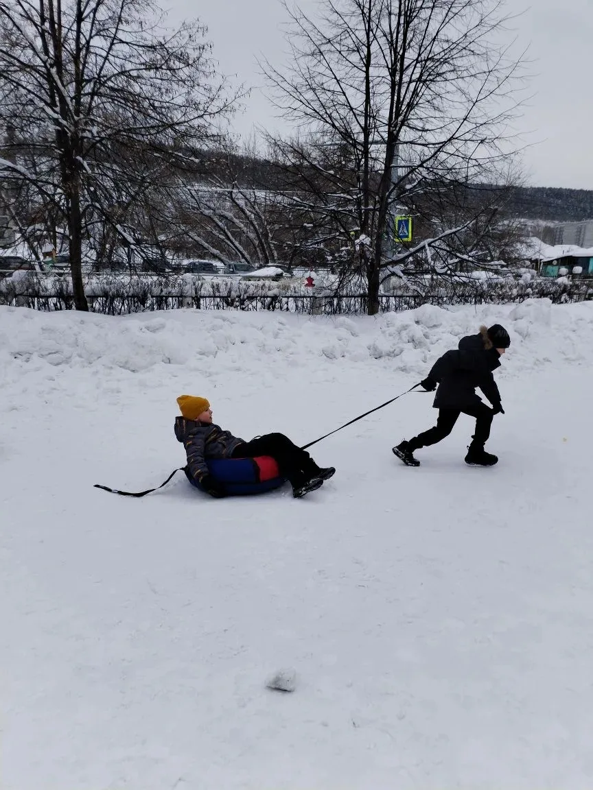 Вчера в нашей школе прошли "Зимние олимпийские игры"🛷  Ребята весело провели время на свежем воздухе