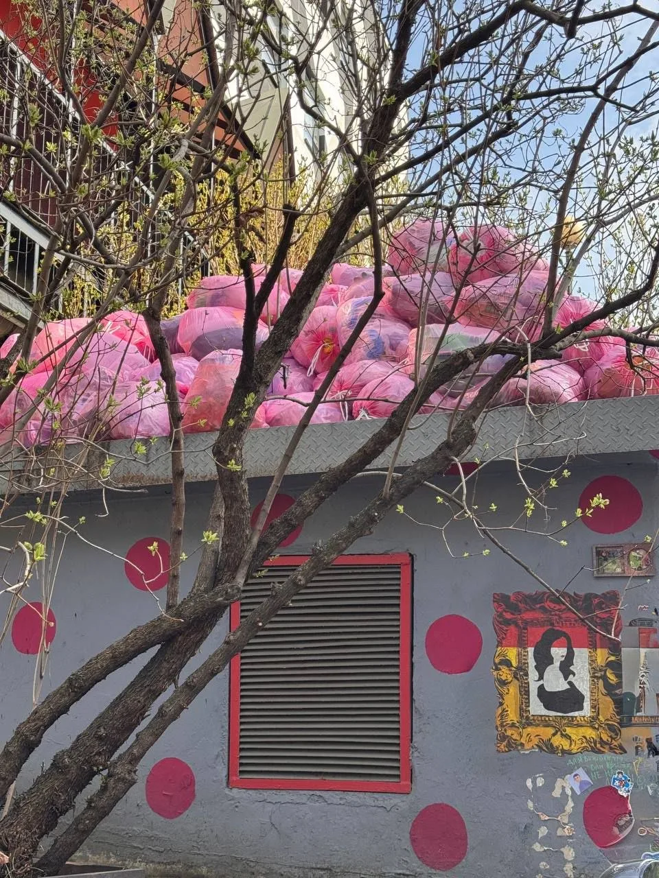 👀 Горы симпатичных отходов заполонили центр дизайна Artplay в Москве  Проект «Мусорные города» от «С