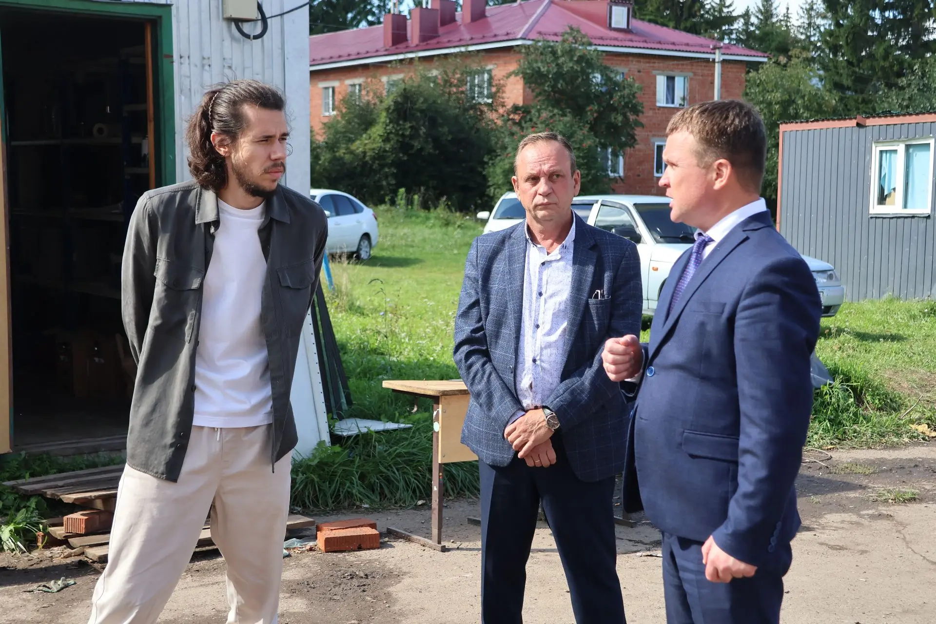 Глава Цивильского округа Владимир Глухов проинспектировал ход ремонта в СОШ пос. Опытны...