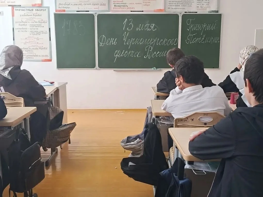 🌊✨ 13 мая в 7 «Б» классе прошёл замечательный классный час, посвящённый Дню Черноморского флота! 🎉