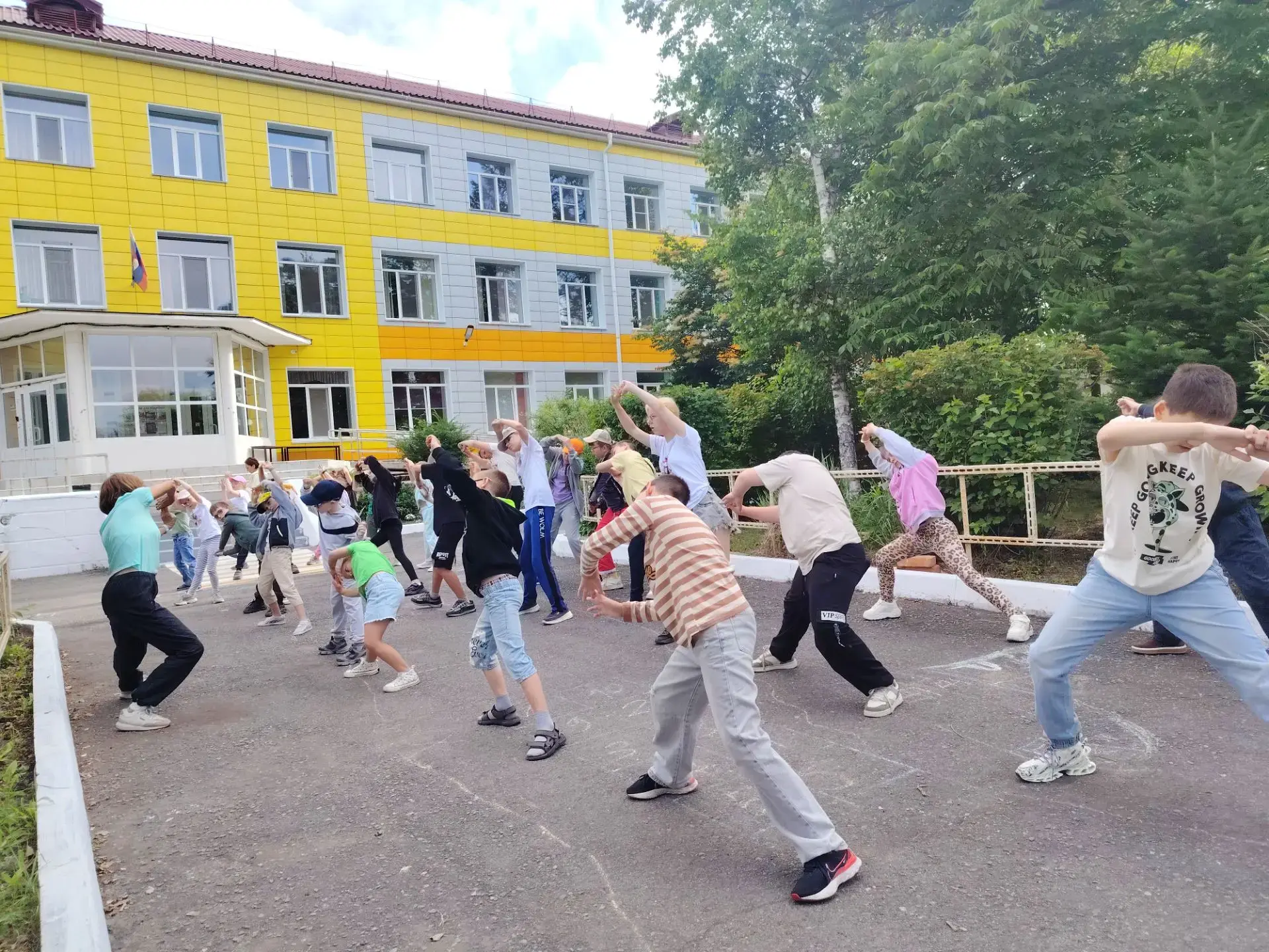✨ В лагере — День народных ремёсел! 
День стартовал с энергичной утренней  зарядки ☀️ 
После зарядки