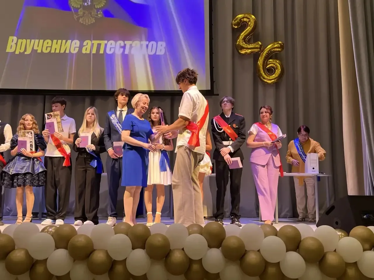 С праздником, дорогие девятиклассники, с выпускным!

Позади экзамены, впереди — целое лето и выбор с