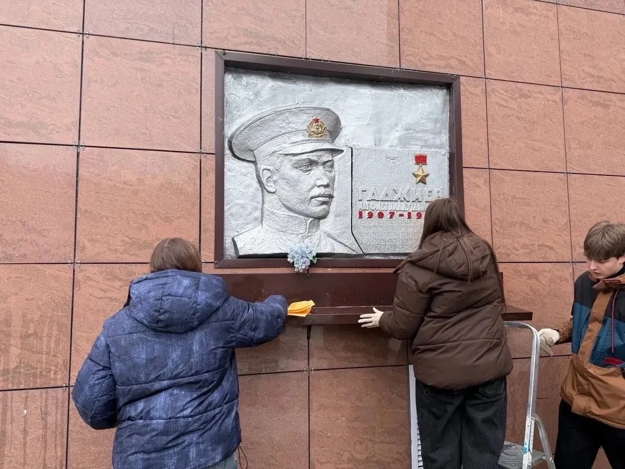 Ученики 9 «Б» класса под руководством классного руководителя Натальи Юрьевны вместе с родителями при