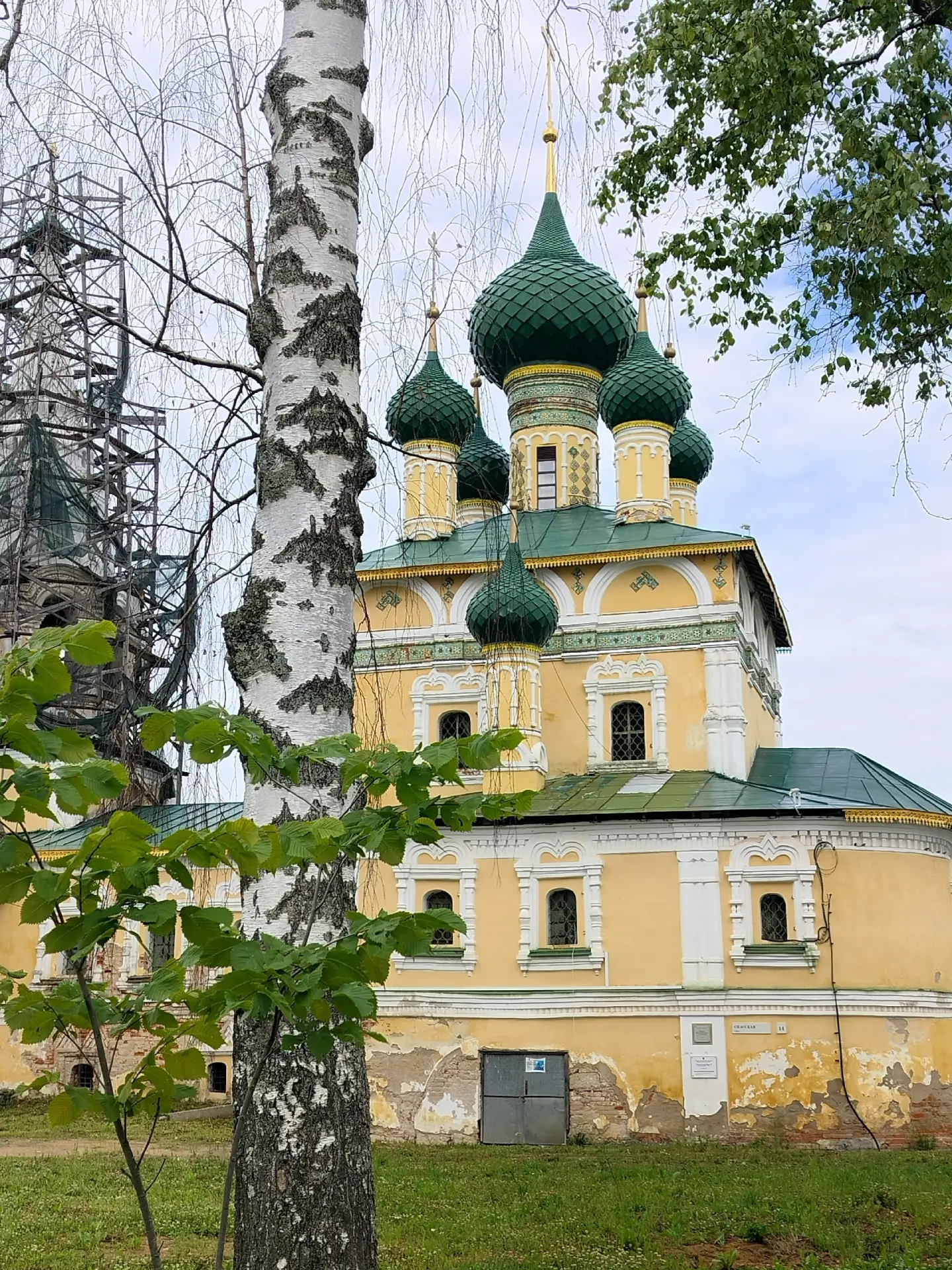 Углич. Город на угле реки Волги. Город печально известен как место убийства младшего и ...