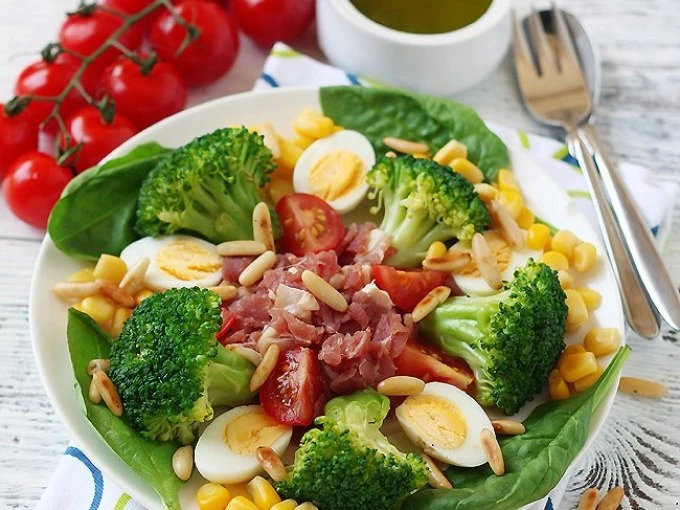 САЛАТ С БРОККОЛИ И БЕКОНОМ