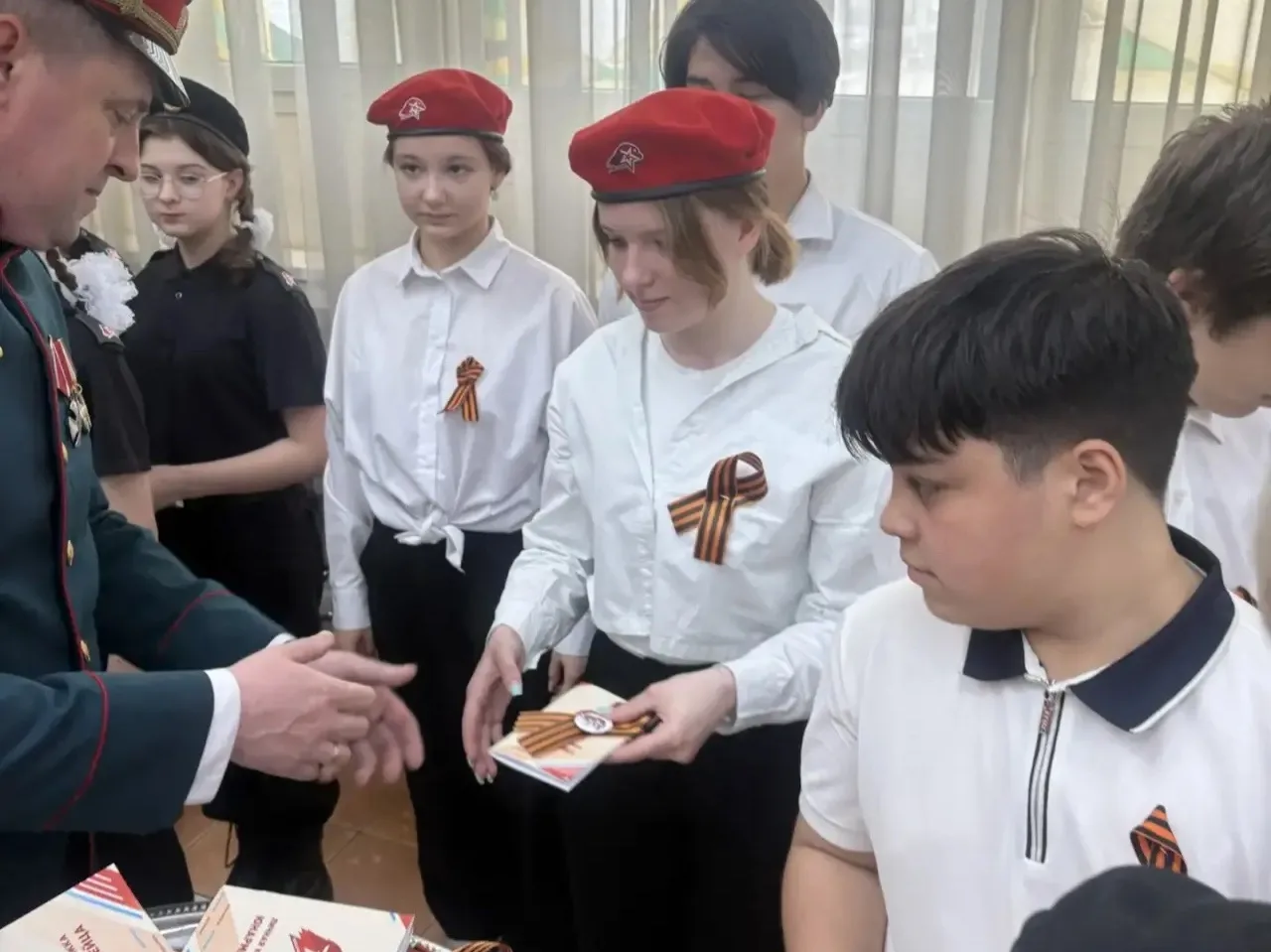 🎖 Торжественное событие в нашей школе!  Ребята МОУ-СОШ №3 г.Можайска официально стали юнармейцами - 