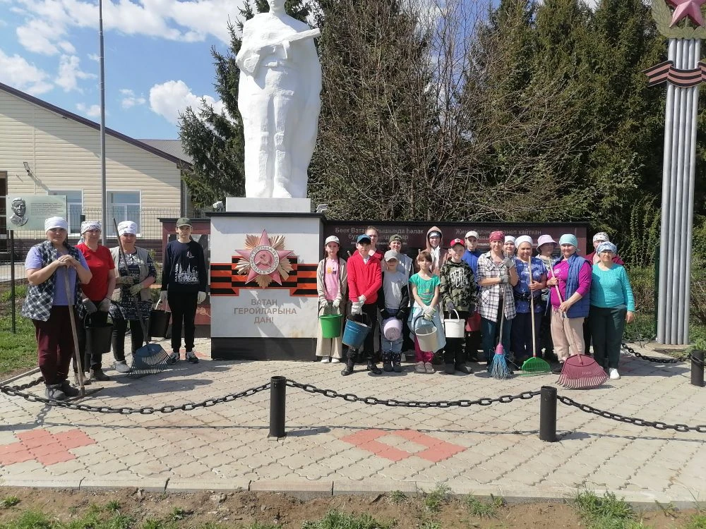 Уборка территории памятника.