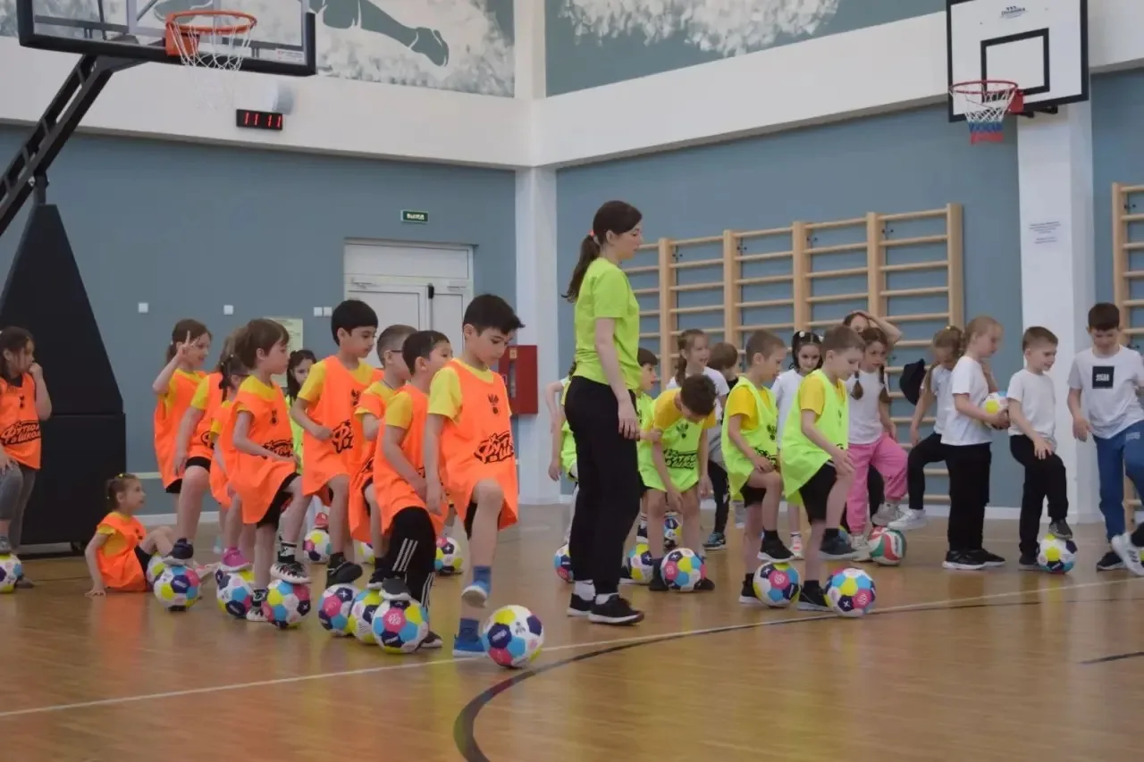 ⭐ Звёздочки футбола — в гостях у школы! ⚽  Сегодня на базе МАОУ СОШ №1 г. Светлогорска в рамках прое