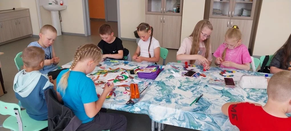 🎨Продолжается детский отдых в пришкольном лагере «Капитошка»!
Утро 19 июня началось с полёта фантаз