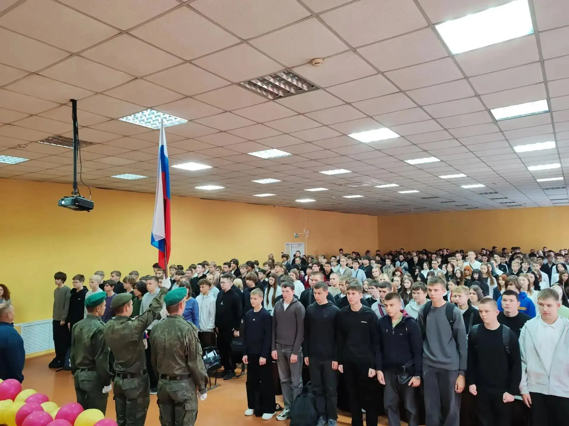 Сегодня утро в нашем техникуме началось с доброй и важной традиции — выноса флага и исп...