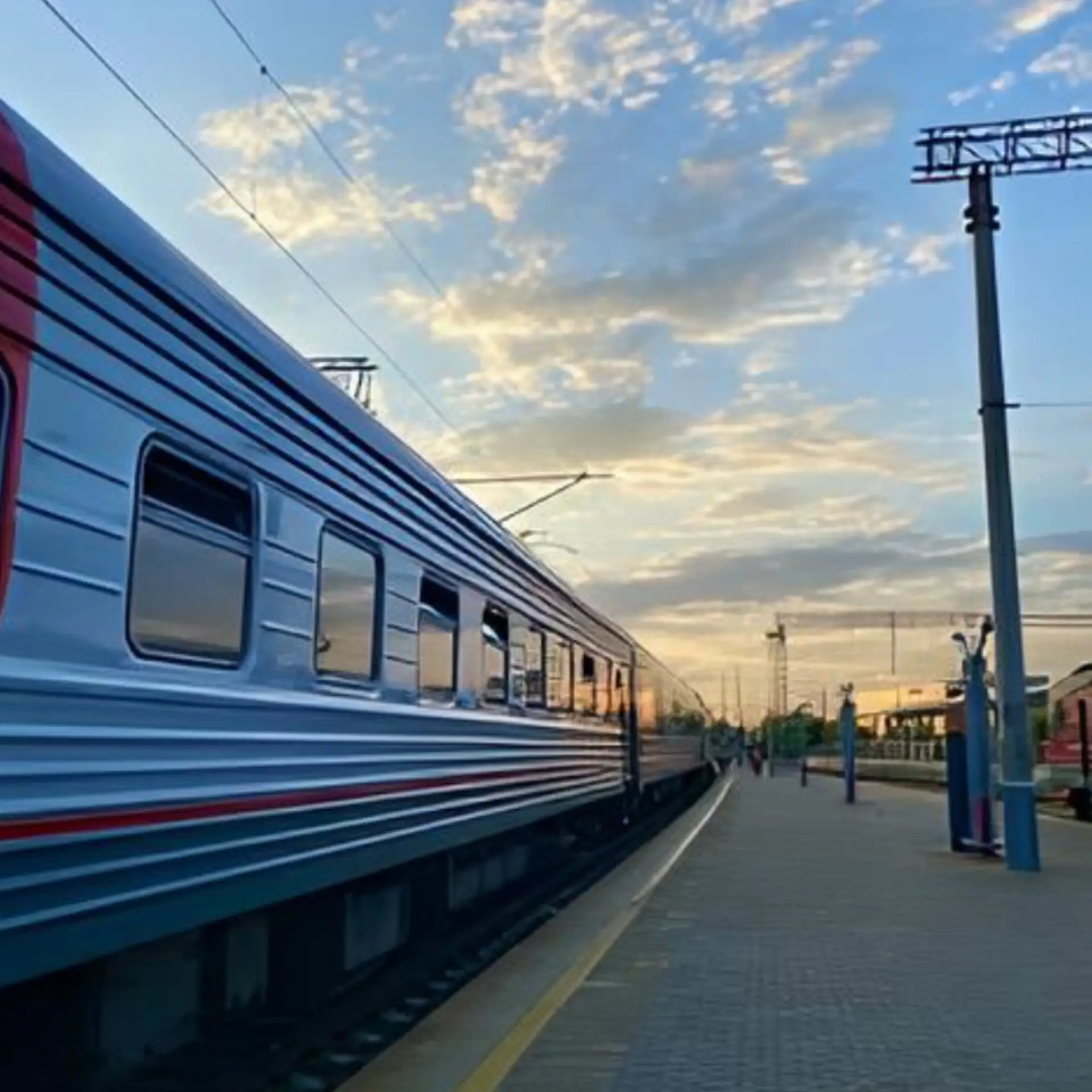 Сегодня на ЖД переезде в районе Боргустанского шоссе электричкой сбит человек. Экстренн...
