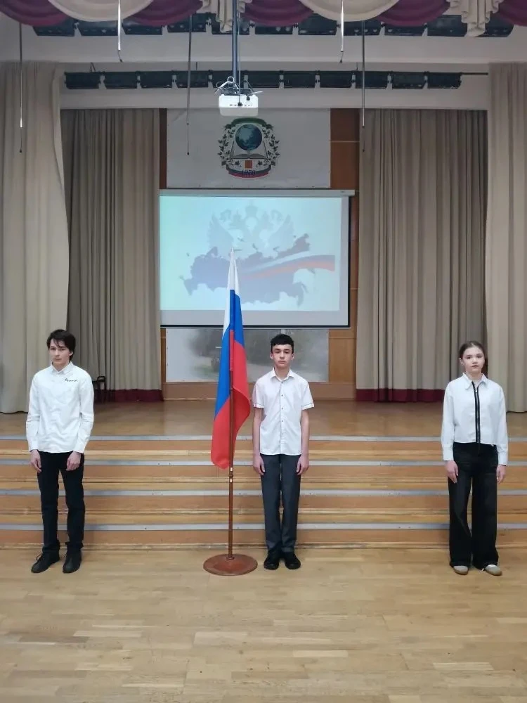 🇷🇺 Новая учебная неделя в нашей школе началась с церемонии поднятия флага Российской Федерации.    💠