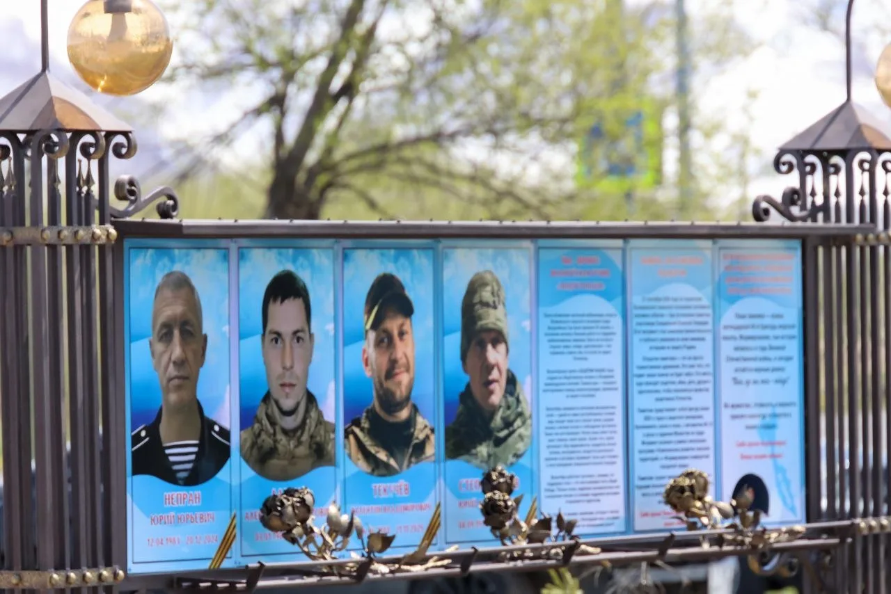 🇷🇺 В ЕЛИЗОВСКОМ ОКРУГЕ УВЕКОВЕЧИЛИ ПАМЯТЬ ЗЕМЛЯКОВ-ГЕРОЕВ – УЧАСТНИКОВ СПЕЦОПЕРАЦИИ 

В День Росси